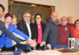 L’ultimo evento pubblico con Mario Berardo (terzo da destra) l'8 marzo scorso con la nuova associazione Museo della cartolina per l’annullo filatelico dedicato alla mostra d’arte 